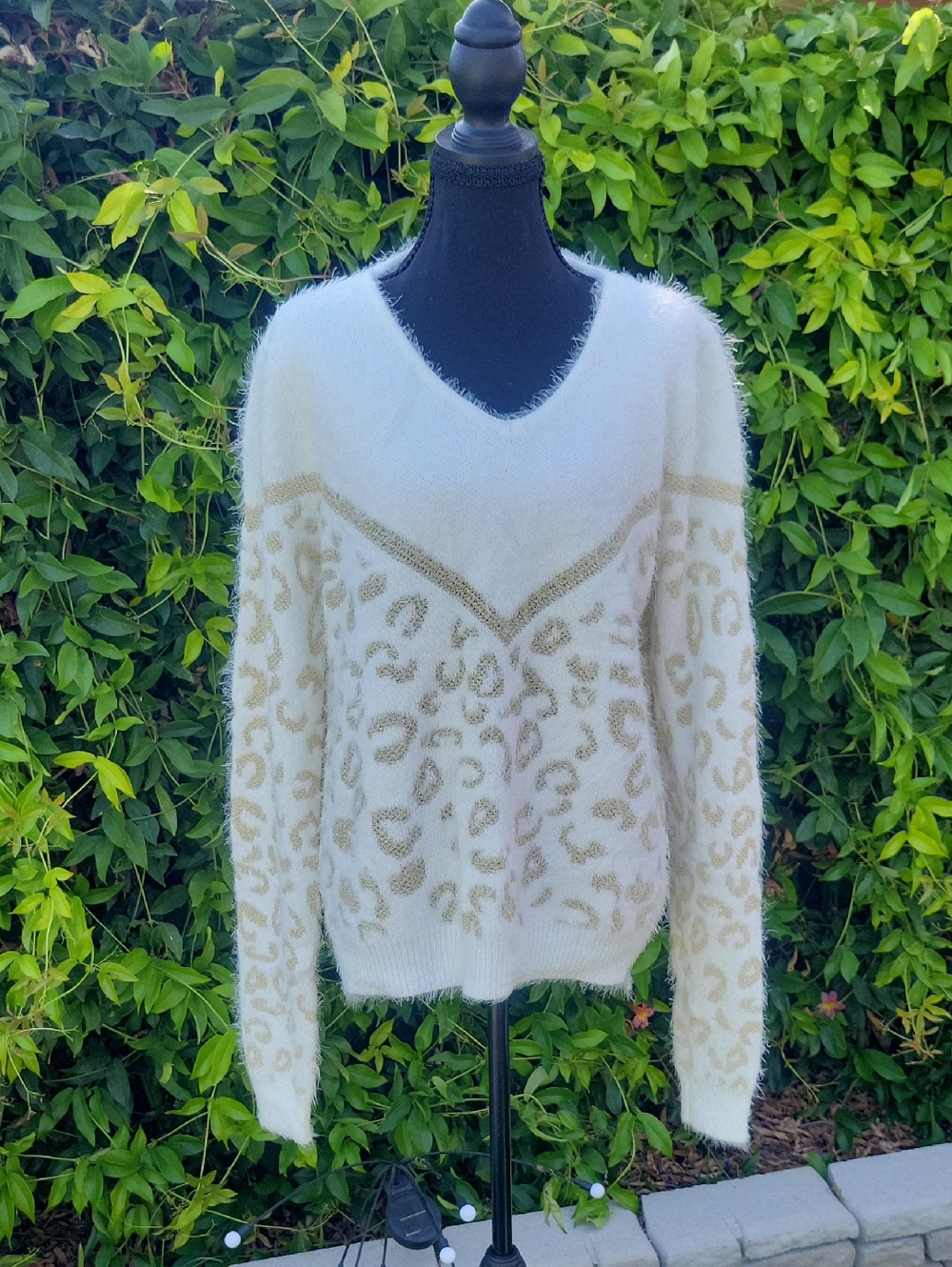 V-Neck White Animal Print Sweater with Gold Accents Sz 1XL